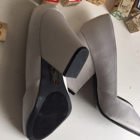 Silver shoes Size 9. - Picture 10 of 14